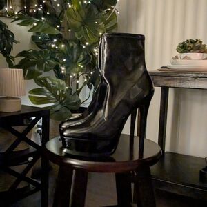 🖤BADDIE.. Thalia Sodi Shiny Black Heeled Boots 4 Inches Never Worn Outside..